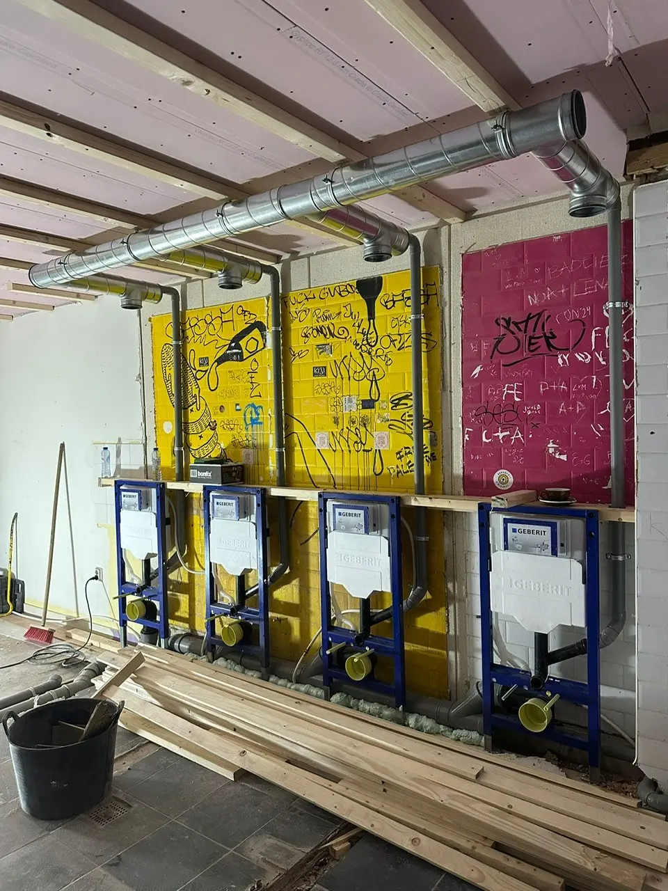 Installatiewerk van LEMA: leidingwerk en aansluitingen in een technische ruimte.